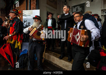 Musicisti suonano canzoni tradizionali per le danze Morris gli uomini alla 'Dancing nel vecchio' Festival, Harvey's Brewery, Lewes, Regno Unito Foto Stock