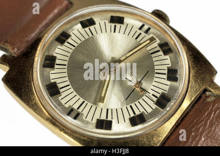 Soviet vecchio orologio analogico close up isolati su sfondo bianco Foto Stock