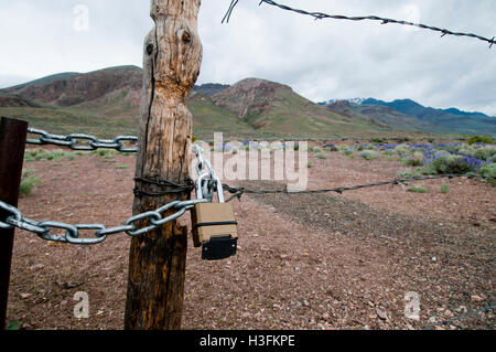 Il cancello che blocca l'accesso a terreni pubblici in Oregon orientale Foto Stock