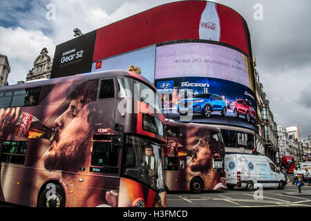 Londra, Regno Unito. 07 ott 2016. Double Deck autobus passano London sei iconico di pannelli pubblicitari a Piccadilly Circus che potrebbe presto diventare uno schermo gigante dopo aver vinto il permesso di pianificazione per sostituire le sei schermi con uno schermo che potrebbe essere venduto per verso l'alto di £30m un anno secondo le stime del settore. © Hugh Peterswald/Pacific Press/Alamy Live News Foto Stock