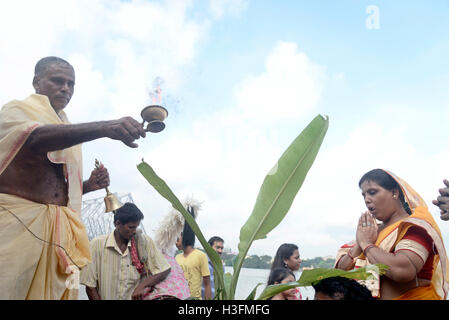 Kolkata, India. 08 ott 2016. Sacerdoti indù eseguire preghiere davanti a una banana tronco di albero come parte di un rituale sulle rive del Gange fiume durante Durga Puja festival in Kolkata. Quattro giorni di Durga Puja festival iniziato effettuando Naba Patrika Snana o rituali con piante di banana come parte di Durga Puja festival sulle rive del fiume Ganaga. Credito: Saikat Paolo/Pacific Press/Alamy Live News Foto Stock