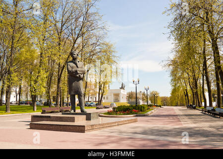 Minsk, Bielorussia - 4 Maggio 2015: Monumento per il poeta bielorusso Maksim Bahdanovich nel parco vicino al National opera e balletto Foto Stock