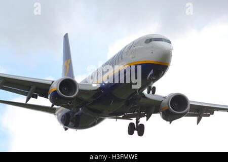 Ryanair Boeing 737-800 Next Gen EI-FRD avvicinando l'Aeroporto di Birmingham, Regno Unito Foto Stock