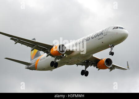 Thomas Cook Airbus A321-200 G-TCDJ atterraggio all'Aeroporto di Birmingham, Regno Unito Foto Stock