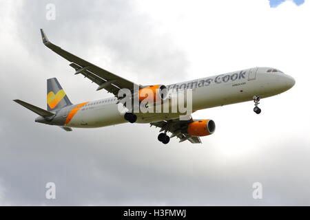 Thomas Cook Airbus A321-200 G-TCDJ atterraggio all'Aeroporto di Birmingham, Regno Unito Foto Stock