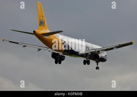 La Monarch Airlines Airbus A321-200 G-ZBAK arrivando all'Aeroporto di Birmingham, Regno Unito Foto Stock