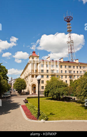 Vista di sunny Kommunisticheskaya street a Minsk, Bielorussia Foto Stock