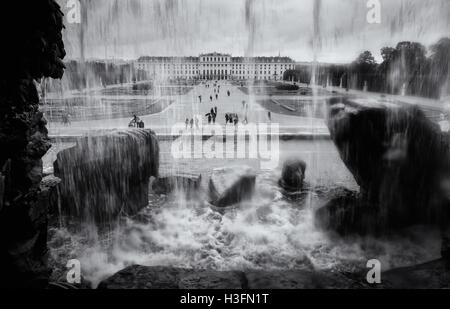 Convertito in bianco e nero al Palazzo di Schonbrunn a Vienna, Austria. Foto Stock