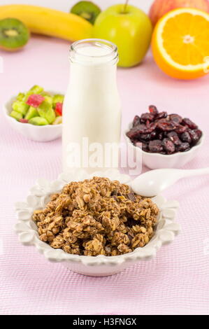Granola muesli con frutta ingredienti per una sana prima colazione Foto Stock