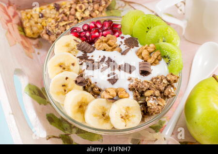 Granola muesli con frutta cruda. Una sana prima colazione Foto Stock