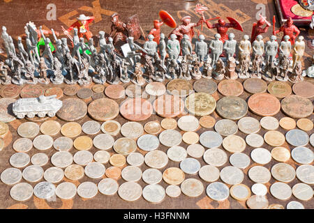 Monete antiche e toy soldiers su una bancarella di un mercato delle pulci di Lviv, Ucraina. Foto Stock