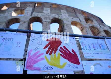 Roma, Italia. 08 ott 2016. Mostra intorno al Colosseo di disegni di bambini delle scuole per la pace nel mondo la pace europea eseguire 2016, lanciato nel mese di febbraio dal Portogallo dopo 24.000 km termina a Roma con una grande festa della pace e dello sport aperto per adulti e bambini. Le persone a promuovere la pace, amicizia e armonia, passando una torcia ardente di mano in mano. Ospite d onore Tegla Loroupe, campione del mondo, titolare di numerosi record di atletica leggera e organizzatore del Team di rifugiati del Rio 2016 Giochi Olimpici Credito: Matteo Nardone/Pacific Press/Alamy Live News Foto Stock