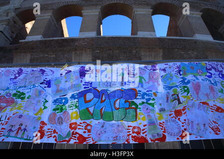 Roma, Italia. 08 ott 2016. Mostra intorno al Colosseo di disegni di bambini delle scuole per la pace nel mondo la pace europea eseguire 2016, lanciato nel mese di febbraio dal Portogallo dopo 24.000 km termina a Roma con una grande festa della pace e dello sport aperto per adulti e bambini. Le persone a promuovere la pace, amicizia e armonia, passando una torcia ardente di mano in mano. Ospite d onore Tegla Loroupe, campione del mondo, titolare di numerosi record di atletica leggera e organizzatore del Team di rifugiati del Rio 2016 Giochi Olimpici Credito: Matteo Nardone/Pacific Press/Alamy Live News Foto Stock