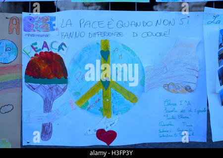 Roma, Italia. 08 ott 2016. Mostra intorno al Colosseo di disegni di bambini delle scuole per la pace nel mondo la pace europea eseguire 2016, lanciato nel mese di febbraio dal Portogallo dopo 24.000 km termina a Roma con una grande festa della pace e dello sport aperto per adulti e bambini. Le persone a promuovere la pace, amicizia e armonia, passando una torcia ardente di mano in mano. Ospite d onore Tegla Loroupe, campione del mondo, titolare di numerosi record di atletica leggera e organizzatore del Team di rifugiati del Rio 2016 Giochi Olimpici Credito: Matteo Nardone/Pacific Press/Alamy Live News Foto Stock