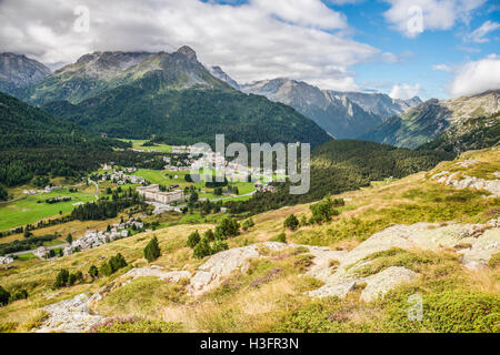 Vista a Maloja in primavera, alta Engadina, Grigioni, Svizzera Foto Stock