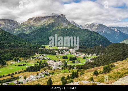 Vista a Maloja in primavera, alta Engadina, Grigioni, Svizzera Foto Stock