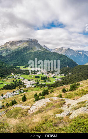 Vista a Maloja in primavera, alta Engadina, Grigioni, Svizzera Foto Stock