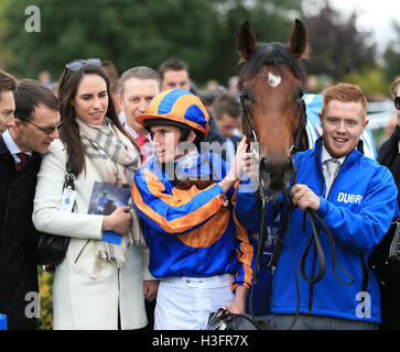 Jockey Ryan Moore (centro) parla per il trainer Aidan O'Brien dopo il loro cavallo Churchill ha vinto la Dubai DELTA NAT GAS picchetti durante il giorno due del futuro di Dubai Champions Festival a Newmarket Racecourse. Foto Stock