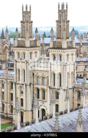 All Souls College di Oxford, Inghilterra, come si vede dall'università chiesa di Santa Maria Vergine. Foto Stock