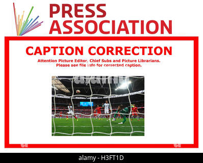 ** Nota del redattore - ritrasmesso con corretta didascalia** Il nome di correzione della malta portiere. La didascalia dovrebbe leggere: Malta portiere Andrew Hogg salva da Inghilterra del dele Alli durante il 2018 FIFA World Cup Match di qualificazione allo Stadio di Wembley, Londra. Foto Stock