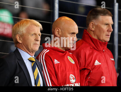 Scozia manager Gordon Strachan (a destra) durante il 2018 FIFA World Cup Match di qualificazione all'Hampden Park, Glasgow. Foto Stock