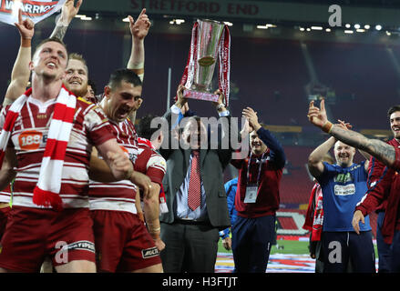 Il Wigan Warriors head coach Shaun svanire celebra vincendo la Super League gran finale a Old Trafford, Manchester. Foto Stock