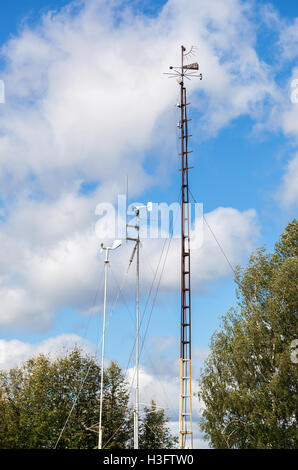 Dispositivi di stazione meteorologica, misuratore di vento, sul cielo blu sullo sfondo Foto Stock