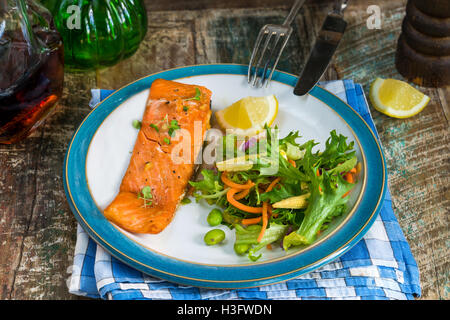 Barbecue acero salmone vetrata con insalata fresca Foto Stock