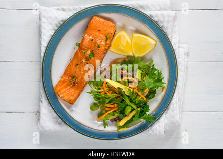 Barbecue acero salmone vetrata con insalata fresca Foto Stock