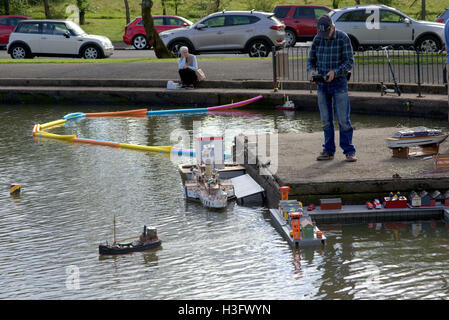 Modello di visualizzazione in barca compresi trawler toy docks e barca a vela durante celebrazioni locali a open day in Knightswood Park. Foto Stock