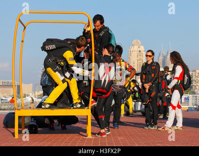 Un gruppo di parashooters ottenere pronto per il salto con il loro maestro in Dubai Foto Stock