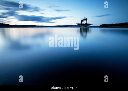 Fotografia di © Jamie Callister. Tramonto al Llyn Brenig, Denbigh Mori, Denbighshire, il Galles del Nord, 2 ottobre 2016. Foto Stock