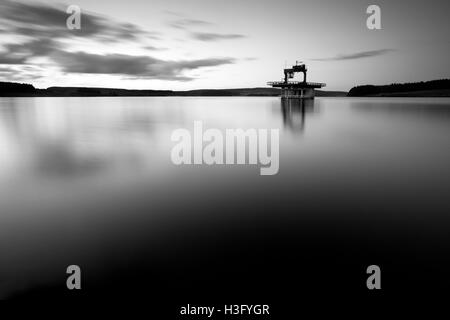 Fotografia di © Jamie Callister. Tramonto al Llyn Brenig, Denbigh Mori, Denbighshire, il Galles del Nord, 2 ottobre 2016. Foto Stock