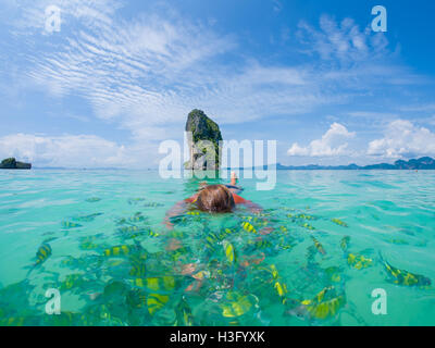 Donna di nuoto con snorkel, sul Mare delle Andamane, Thailandia Foto Stock