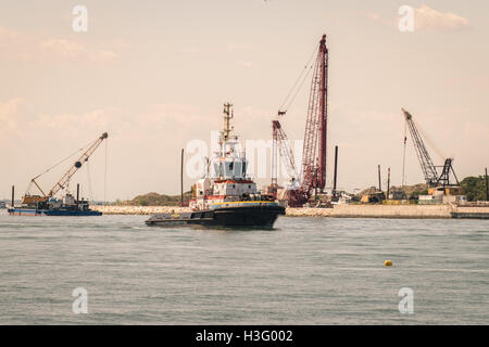 Venezia, Italia - 5 Maggio 2016: sito in costruzione per la realizzazione di paratie mobili sistema per salvare Venezia dalle maree. Foto Stock