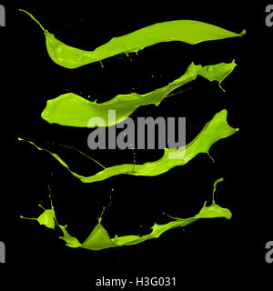 Abstract gli spruzzi di verde isolato su sfondo nero Foto Stock