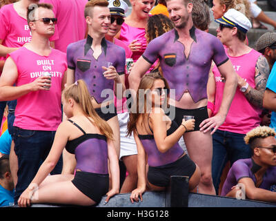 Questa immagine della Pride Canal Parade del 2016 mostra una vivace scena di celebrazione ad Amsterdam. L'evento, parte delle celebrazioni annuali del Pride, presenta barche colorate, partecipanti in costumi e un'atmosfera vivace che promuove i diritti LGBTQ+ e l'uguaglianza. Foto Stock