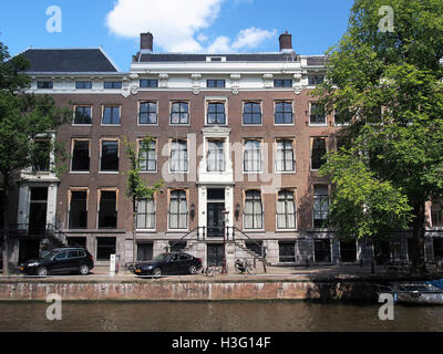 Herengracht 479 Pic1 è una fotografia che raffigura la classica bellezza architettonica del canale Herengracht di Amsterdam, mostrando le tradizionali case olandesi lungo il lungomare del canale. Foto Stock