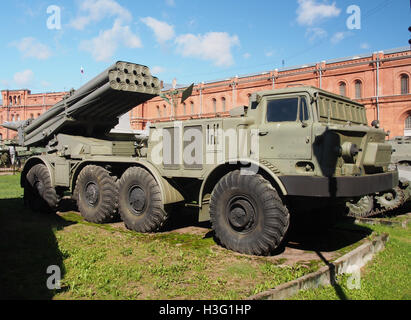 Il 9K57 Uragan multiple Launch Rocket System (MLRS) in mostra al Museo dell'Artiglieria di San Pietroburgo fornisce informazioni sul design e le capacità di questo sistema di artiglieria dell'era sovietica. Foto Stock