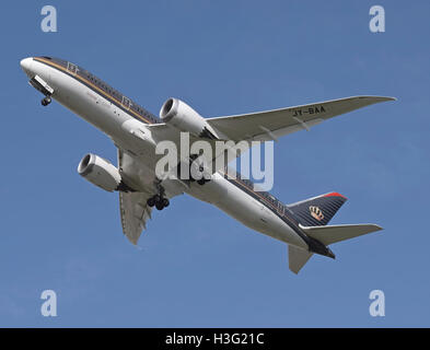 Royal Jordanian Airlines Boeing 787-8 (JY-BAA) arriva Londra Heathrow 11APR2015 arp Foto Stock