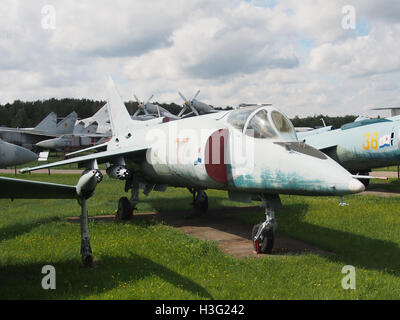 Lo Yak-38, esposto al Central Air Force Museum, è un aereo da decollo e atterraggio verticale dell'era sovietica (VTOL). L'aereo fa parte della collezione del museo, che mostra i progressi nella tecnologia dell'aviazione militare durante l'era della Guerra fredda. Lo Yak-38 è noto per il suo ruolo nelle operazioni navali sovietiche. Foto Stock