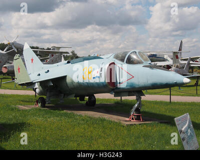 Lo Yak-38, un aereo da decollo e atterraggio verticale progettato dall'Unione Sovietica (VTOL), è esposto al Central Air Force Museum di Mosca, in Russia. Questo aereo è stato utilizzato dalla Marina sovietica per operazioni navali ed è un esempio chiave dell'aviazione militare dell'era sovietica. Foto Stock