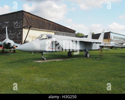 Lo Yakovlev Yak-141, un aereo VTOL sovietico, è esposto al Central Air Force Museum in Russia. Noto per le sue capacità di decollo e atterraggio verticale, è stato uno dei pochi aerei progettati per competere con i modelli occidentali in questa categoria. Foto Stock