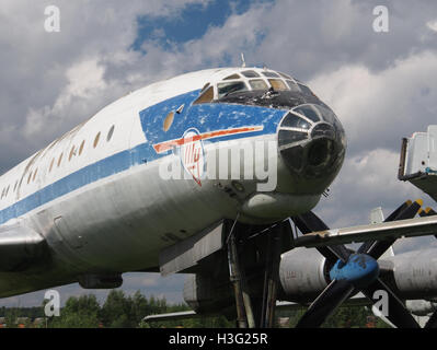 Il Tupolev tu-114 è un aereo di linea sovietico a lungo raggio, una volta uno dei più grandi aerei commerciali del suo tempo. Questo specifico tu-114 (CCCP-?5611) è conservato presso il Museo dell'Aeronautica militare centrale, dove funge da esempio storico di ingegneria e progettazione aeronautica dell'era sovietica. L'aereo fu utilizzato dalla Aeroflot negli anni '1960 per voli internazionali. Foto Stock