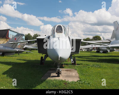 Lo Yak-141, un velivolo supersonico da decollo e atterraggio verticale (VTOL) di progettazione sovietica, è esposto al Central Air Force Museum di Monino, in Russia, che mostra la sua storia dell'aviazione militare. Foto Stock