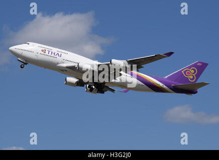 Thai Airways Boeing 747-400 (HS-TGA) si diparte Londra Heathrow 11APR2015 arp Foto Stock