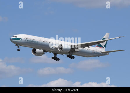 Cathay Pacific Boeing 777-300ER (B-KQC) arriva Londra Heathrow 7Giu2015 arp Foto Stock