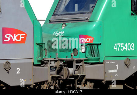 Due locomotive diesel tipo BB 475403 della SNCF in stazione ferroviaria Laqueille Puy-de-Dome Massif-Central Auvergne Francia Europa Foto Stock