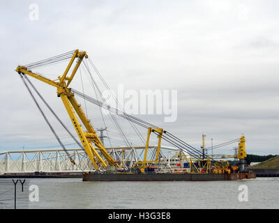 La TAKLIFT 4 è una gru galleggiante con numero IMO 8010506, di stanza al porto di Rotterdam. Questa gru per sollevamento pesante viene utilizzata per la movimentazione di carichi di grandi dimensioni, spesso per progetti industriali e marittimi. La sua struttura robusta e la sua capacità lo rendono una risorsa essenziale per le operazioni portuali, il sollevamento e il trasporto di carichi pesanti in una varietà di progetti di costruzione e costruzione navale. Foto Stock