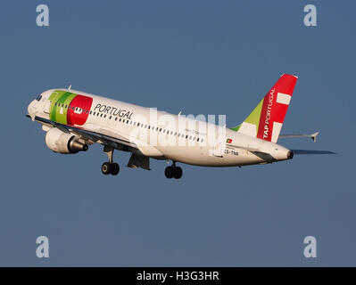 TAP Air Portugal Airbus A320-214, registrazione CS-TNR, numero di costruzione 3883, decollo dall'aeroporto di Schiphol. Foto Stock